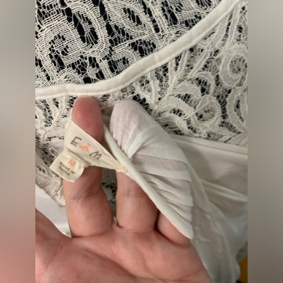 Women’s white and lace tank top - Picture 5 of 5